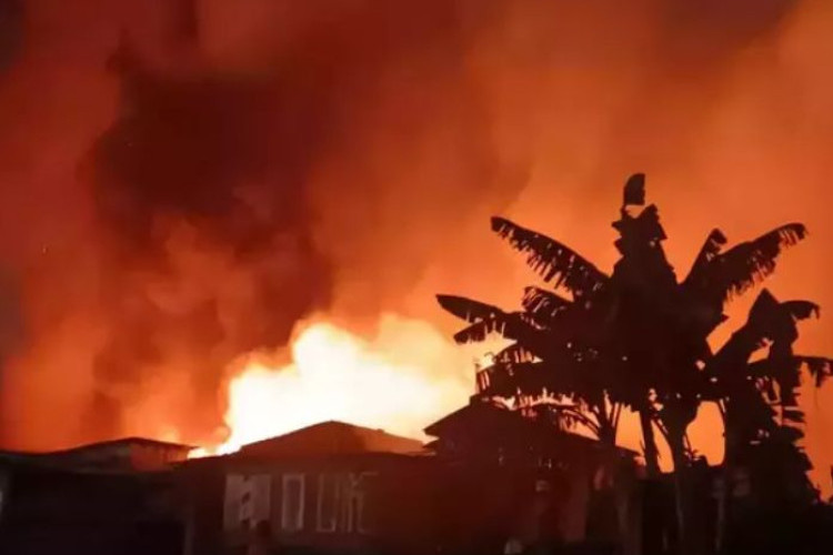 Kebakaran Melanda Kompleks Pasar Mobil Kemayoran Diduga Akibat Korsleting Listrik, 22 Unit Damkar Dikerahkan ke Lokasi