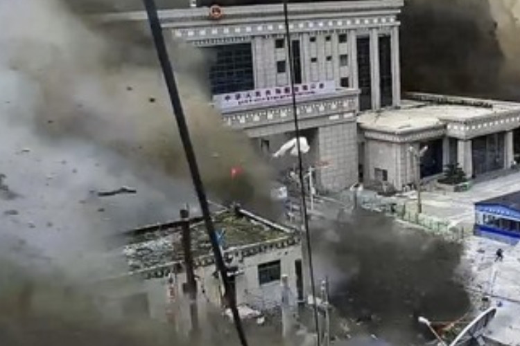 VIRAL! Video Detik-Detik Banjir Bandang Nepal Terekam CCTV Nyaris Setinggi Tsunami, Akibatkan 160 Orang Tewas