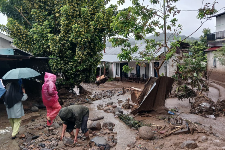 Solok Banjir Bandang Memakan Korban, 100 Rumah Hingga Kantor Pemerintahan Rusak 