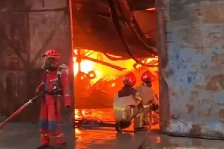Kebakaran Gudang ATK di Bekasi Nyaris Sambat Pom Bensin Kaliabang, Berhasil Dipadamkan Setelah 6 Jam