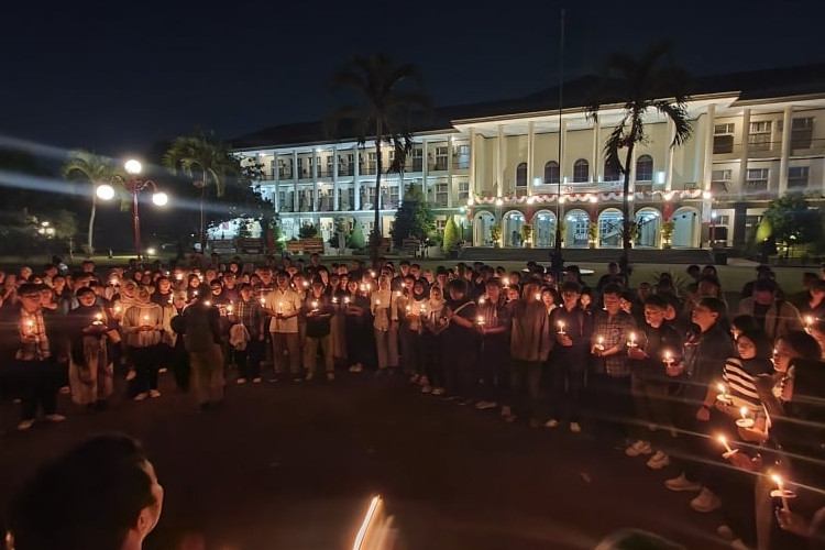 Mahasiswa dan Ojol Gelar Aksi Agustus Gelap di Bundaran UGM Untuk Mengenang Korban Jiwa Tragedi Kekerasan Aparat Tahun Lalu
