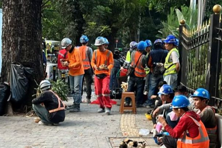 Kronologi Keributan di Jalan Kyai Maja Jaksel, Truk Satpol PP Dilempari Helm oleh Pekerja Gedung