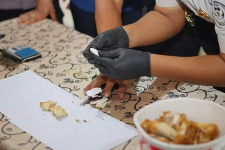  Nenek 62 Tahun Selundupkan 17 Gram Sabu di Dalam Ayam Goreng Krispi, Libatkan Tiga Narapidana