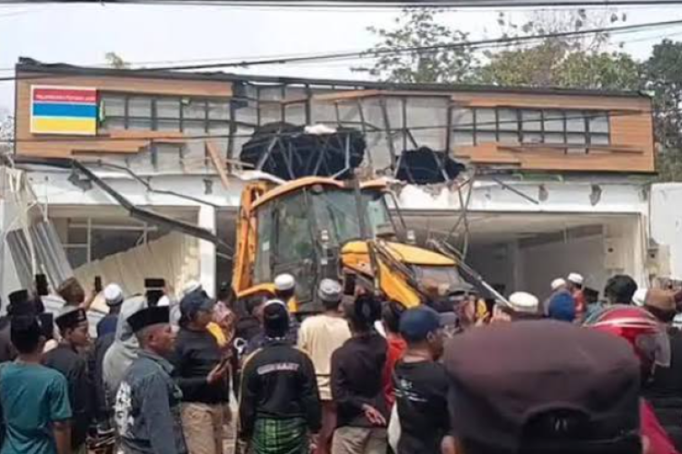 Gerai Indomaret di Pamekasan Dirobohkan Ekskavator oleh Massa, Diduga Karena Belum Kantongi Izin Ulama Setempat! 