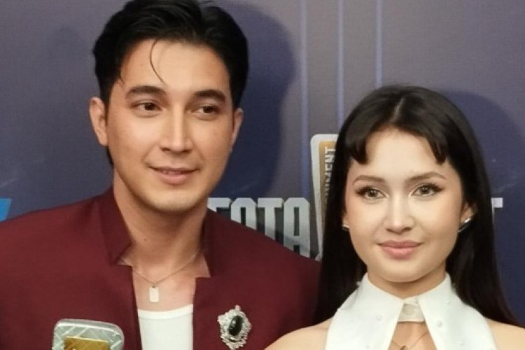 Sandrinna Michelle dan Junior Roberts Dikabarkan Putus Usai Raih Penghargaan Best Couple di Infotainment Awards 2026