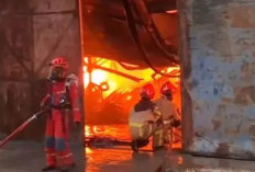 Kebakaran Gudang ATK di Bekasi Nyaris Sambat Pom Bensin Kaliabang, Berhasil Dipadamkan Setelah 6 Jam