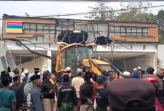 Gerai Indomaret di Pamekasan Dirobohkan Ekskavator oleh Massa, Diduga Karena Belum Kantongi Izin Ulama Setempat! 
